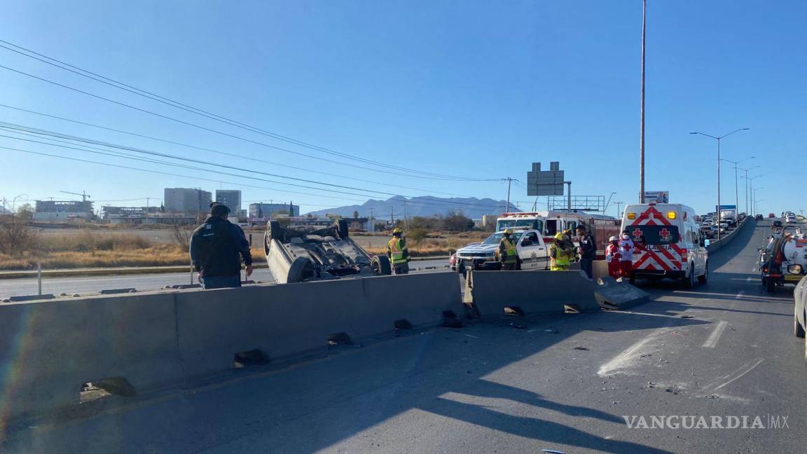 Volcadura en el Blvd. Nazario O. Garza de Saltillo provoca caos