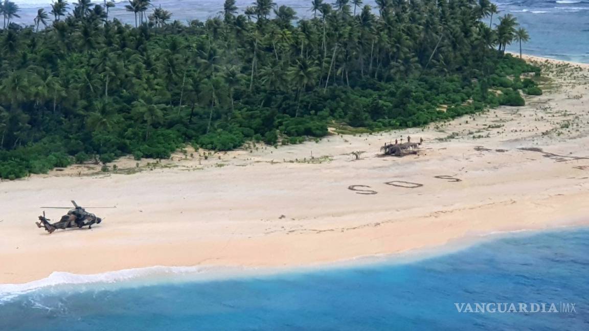 3 hombres varados en una isla del Pacífico escriben un gran signo de SOS y son rescatados