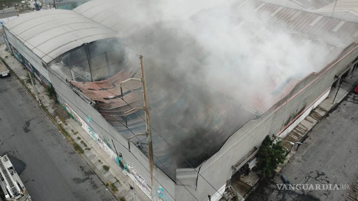 Evacuan a 500 personas por incendio en bodega de químicos en Monterrey