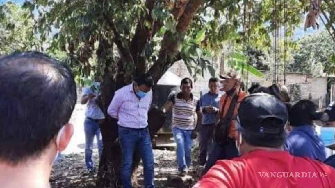 Pobladores de Chiapas amarran a alcalde a un árbol por entregar obras de mala calidad