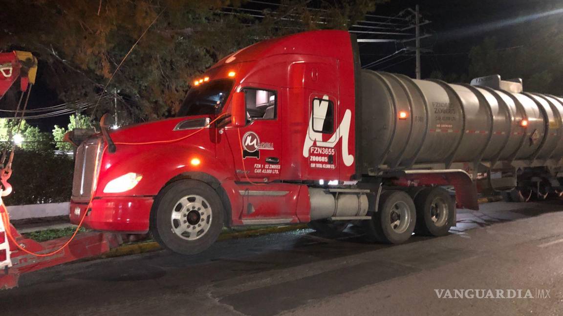Aseguran pipa con 43 mil litros de combustible en la carretera Saltillo-Monterrey; investigan huachicoleo
