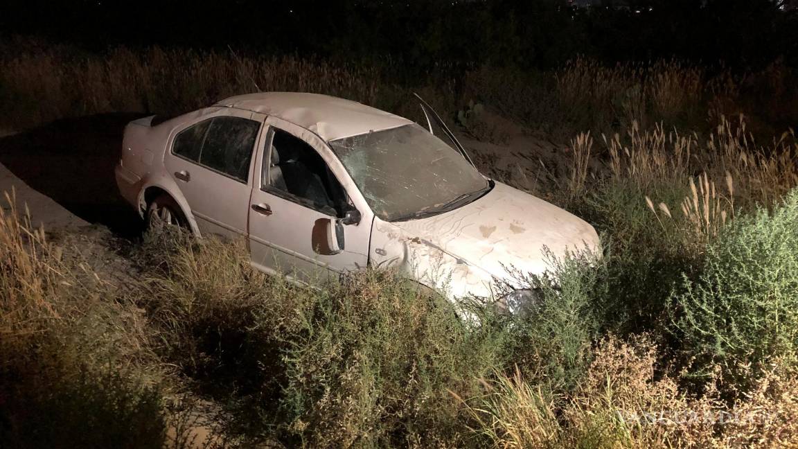$!El joven perdió el control del volante, lo que provocó que se saliera de la vialidad.