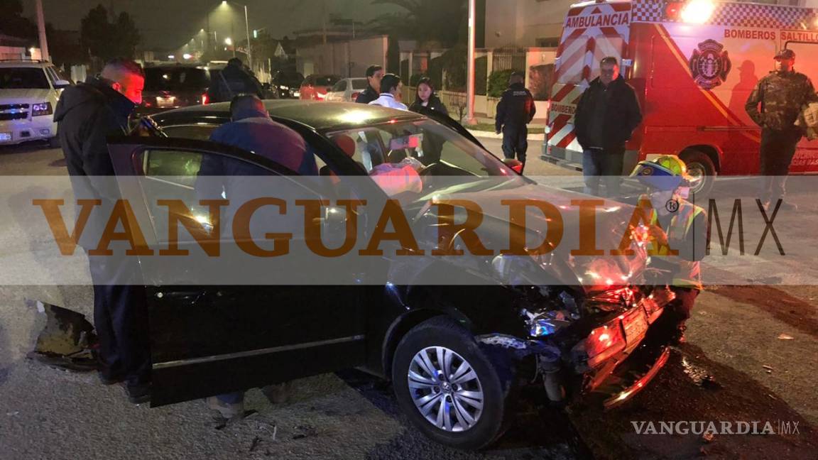 $!No respeta el alto, choca contra camioneta y vuelca en colonia de Saltillo