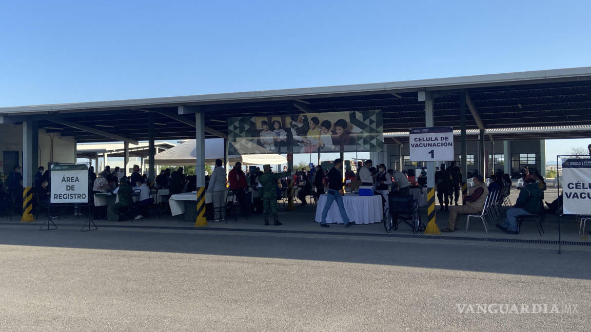 Reciben trabajadores de la educación vacuna Cansino contra el COVID-19 en Región Centro de Coahuila