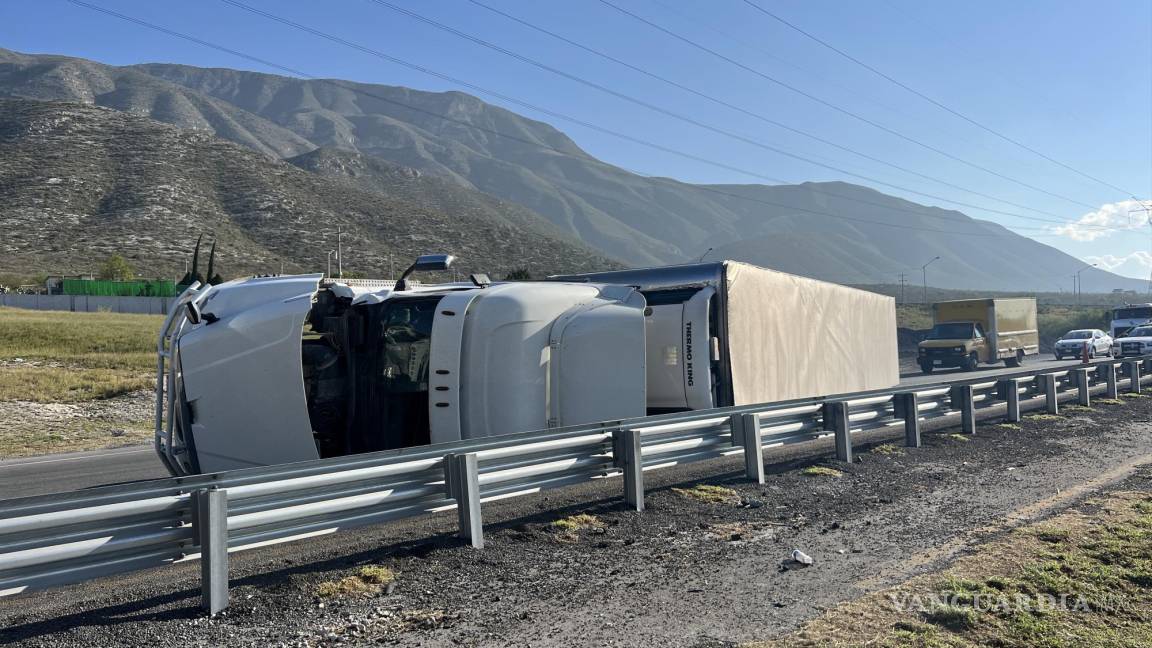 Vuelca trailero en la autopista Saltillo-Monterrey