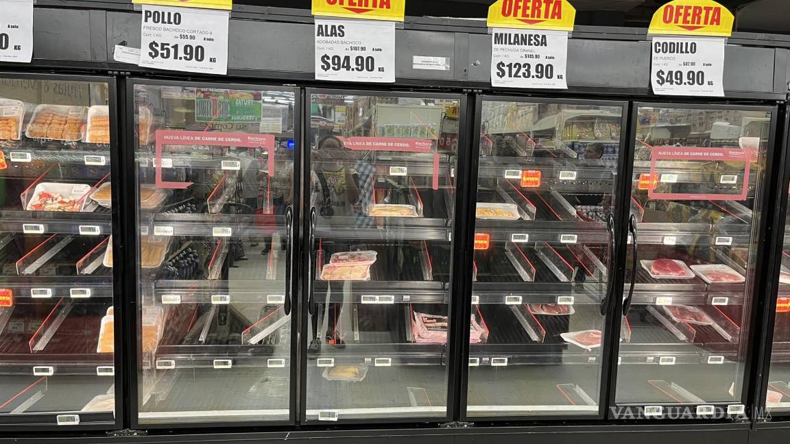 $!Vitrina de carnes en Culiacán, con diversos espacios vacíos.