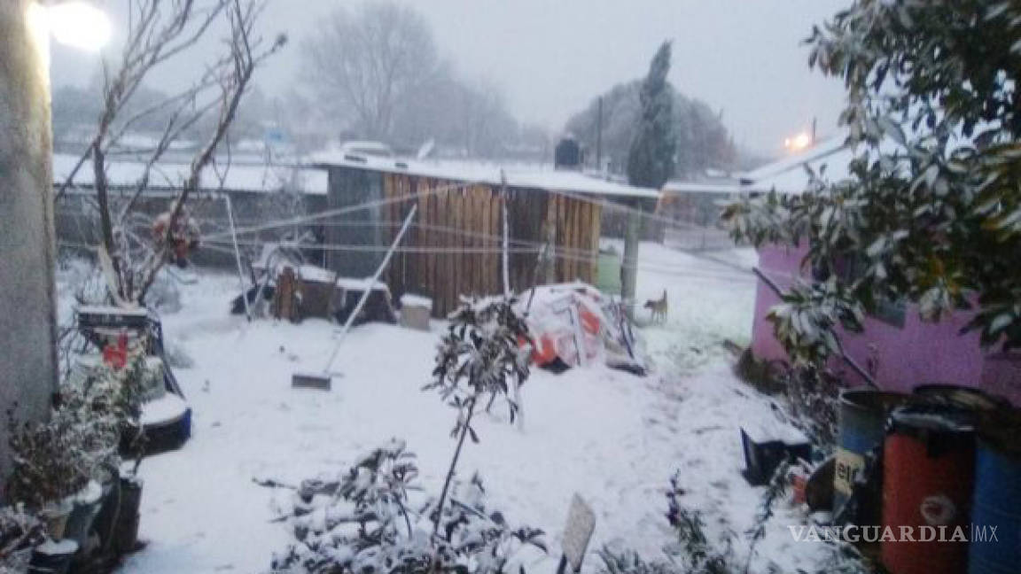 Niños de Nuevo León van a clases en medio de la nieve