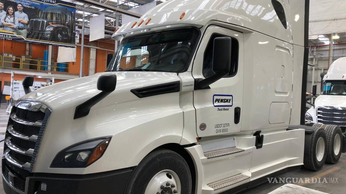 Presumen trabajadores logros alcanzados en Daimler Truck durante octubre