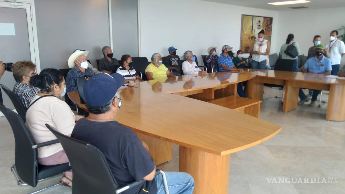 Sorprenden funcionario Torreón entregando apoyos a cambio de votar por el PAN