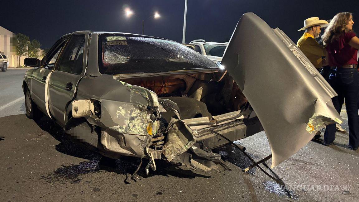$!La camioneta realizó un retorno sin precaución y provocó el choque con un Nissan Tsuru.
