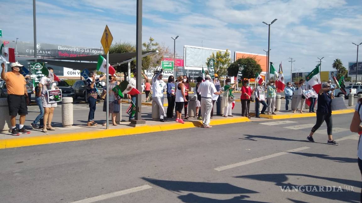 $!Chocan simpatizantes y opositores en arribo de AMLO a Torreón