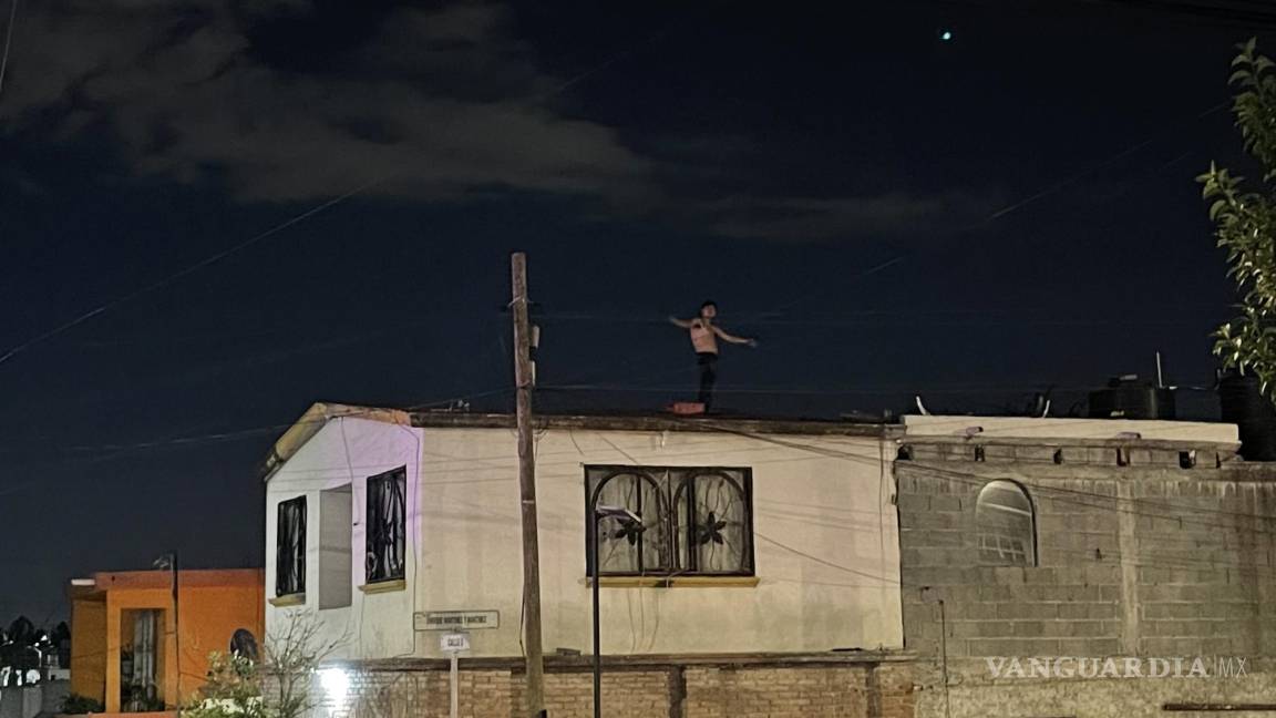 Saltillo: tras altercado familiar, joven se sube al techo de su casa y lanza piedras para evitar que lo detengan