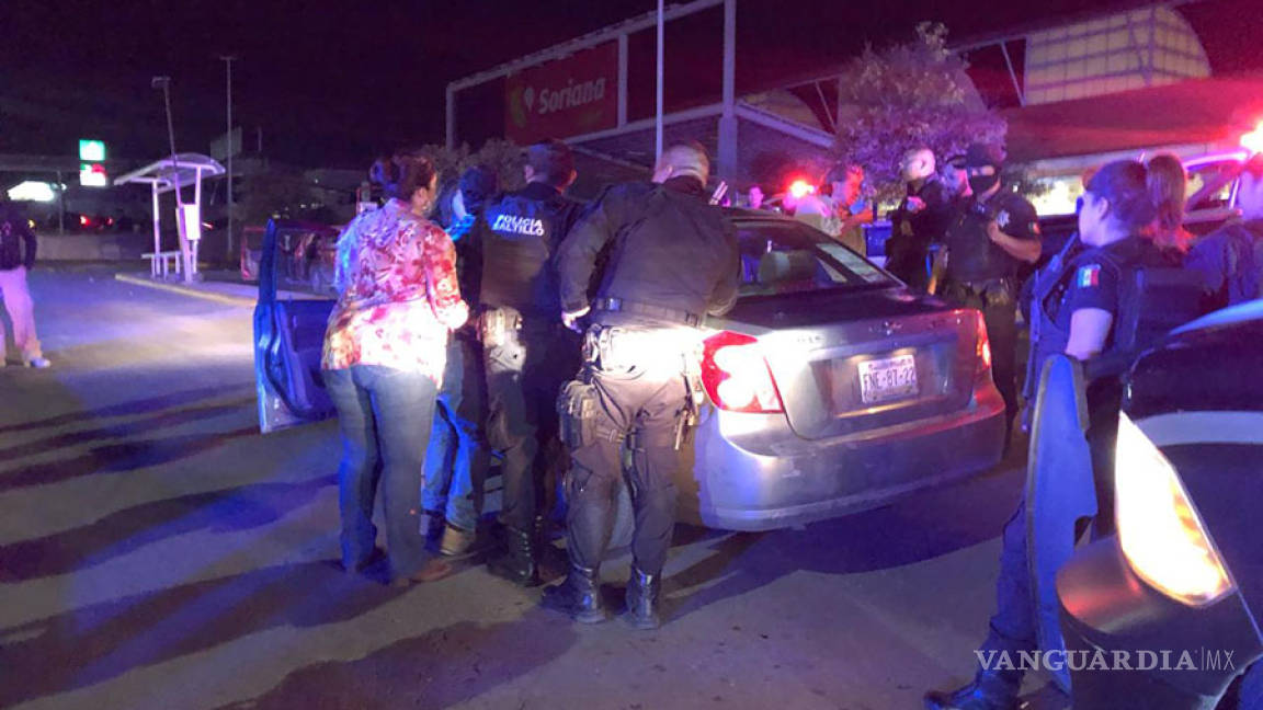Conductores ebrios se pelean con policías en Saltillo