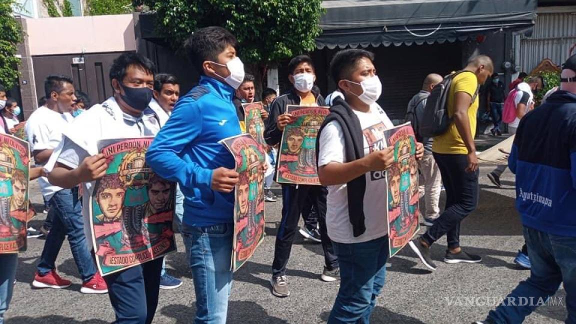 Normalistas de Ayotzinapa toman la sede del PRD en Chilpancingo