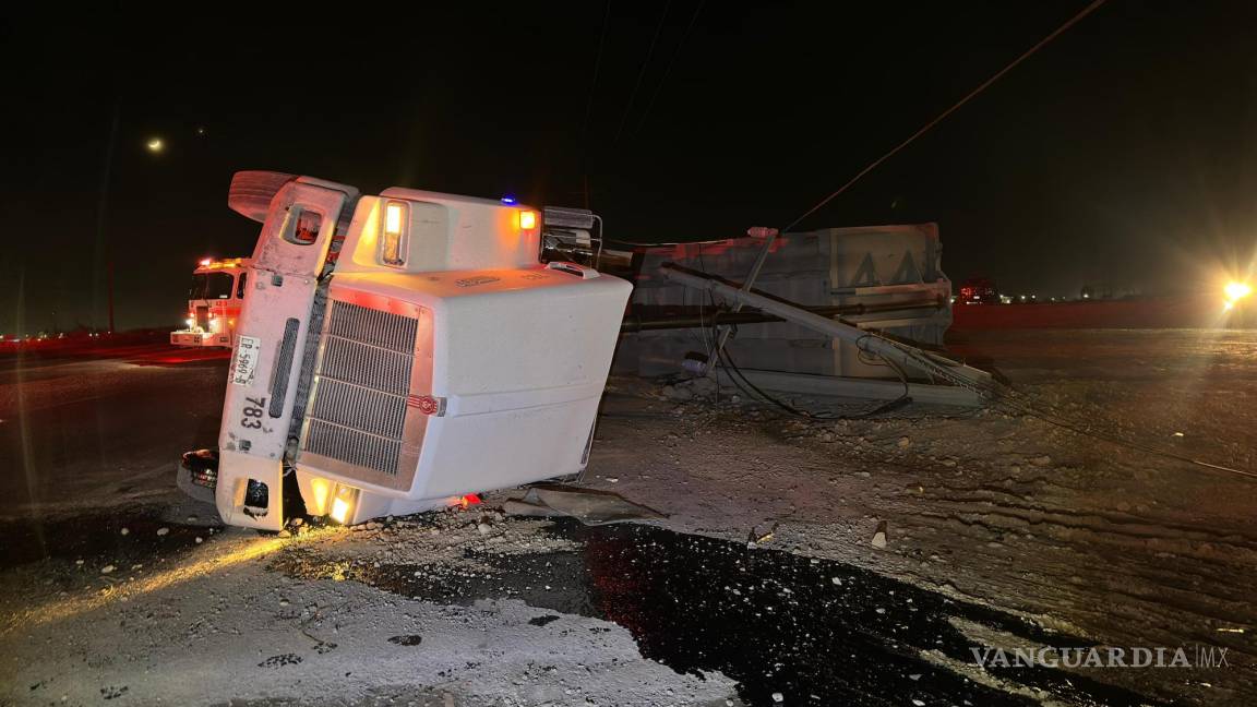 Camión choca con cableado eléctrico y vuelca, en Ramos Arizpe; conductor resulta herido