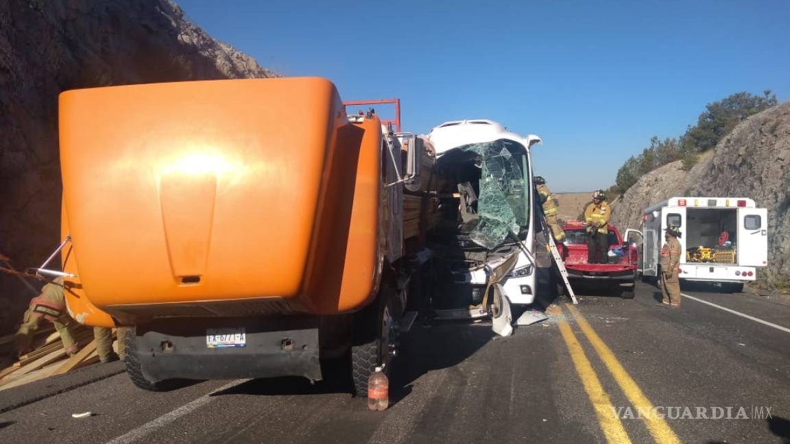$!Seis muertos y 21 lesionados en choque de autobús y camión en la carretera Durango - Mazatlán