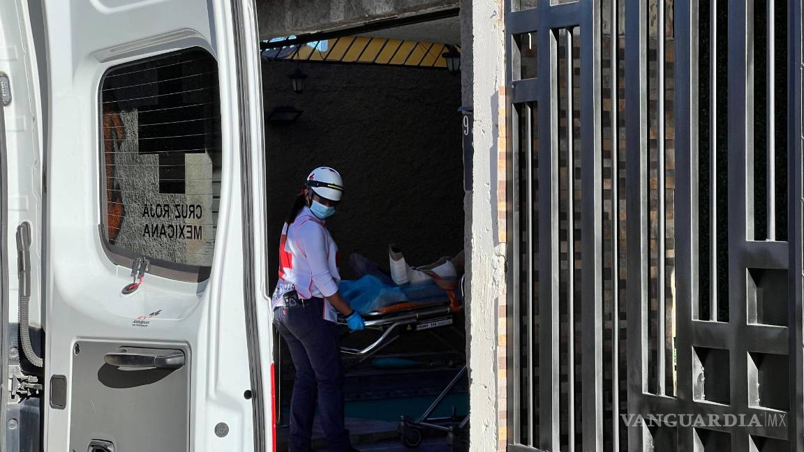 $!Paramédicos de la Cruz Roja atendieron a David Valoró Ortiz tras el accidente.