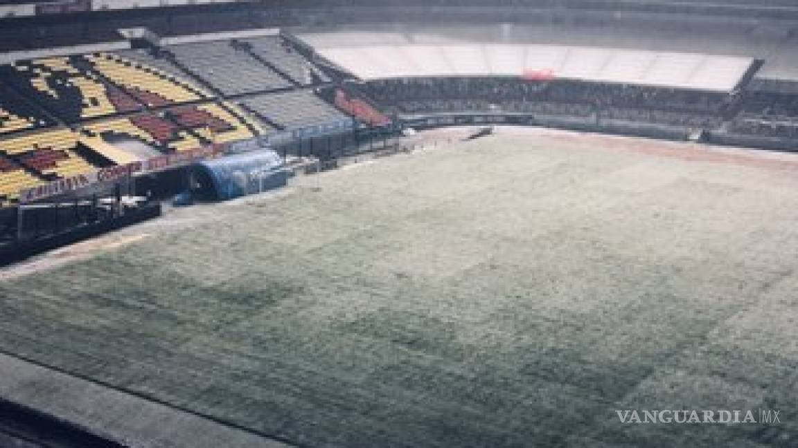 Granizada deja cubierta de nieve la cancha del Estadio Azteca