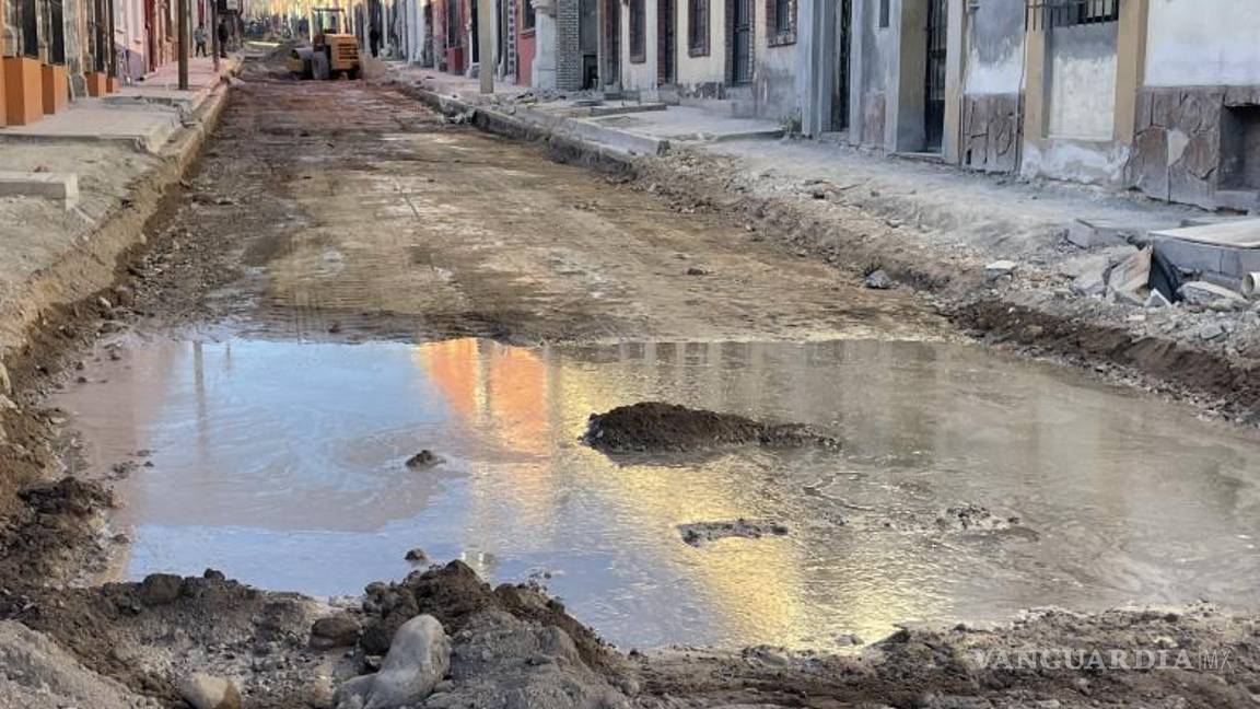 $!Vecinos de la calle General Victoriano Cepeda enfrentan dificultades de tránsito debido a las obras de recarpeteo en el centro de Saltillo.