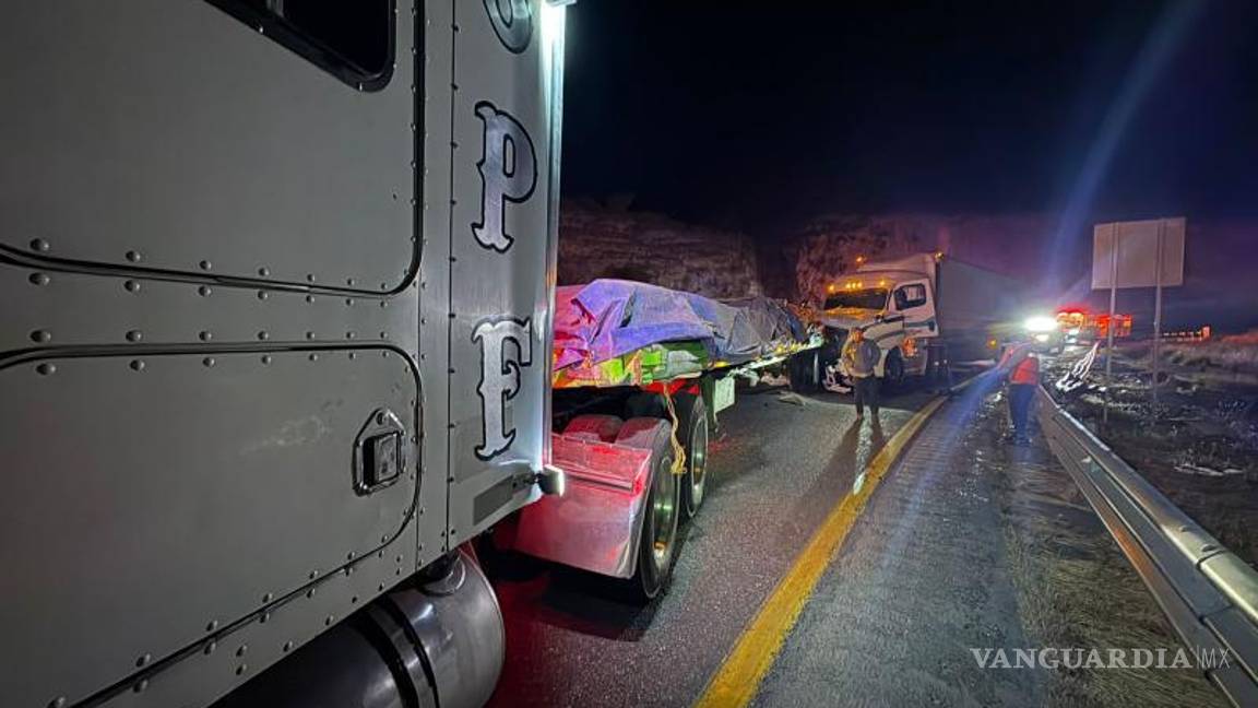 $!Las maniobras con grúas se extendieron hasta el amanecer debido a la magnitud de los daños en los vehículos.