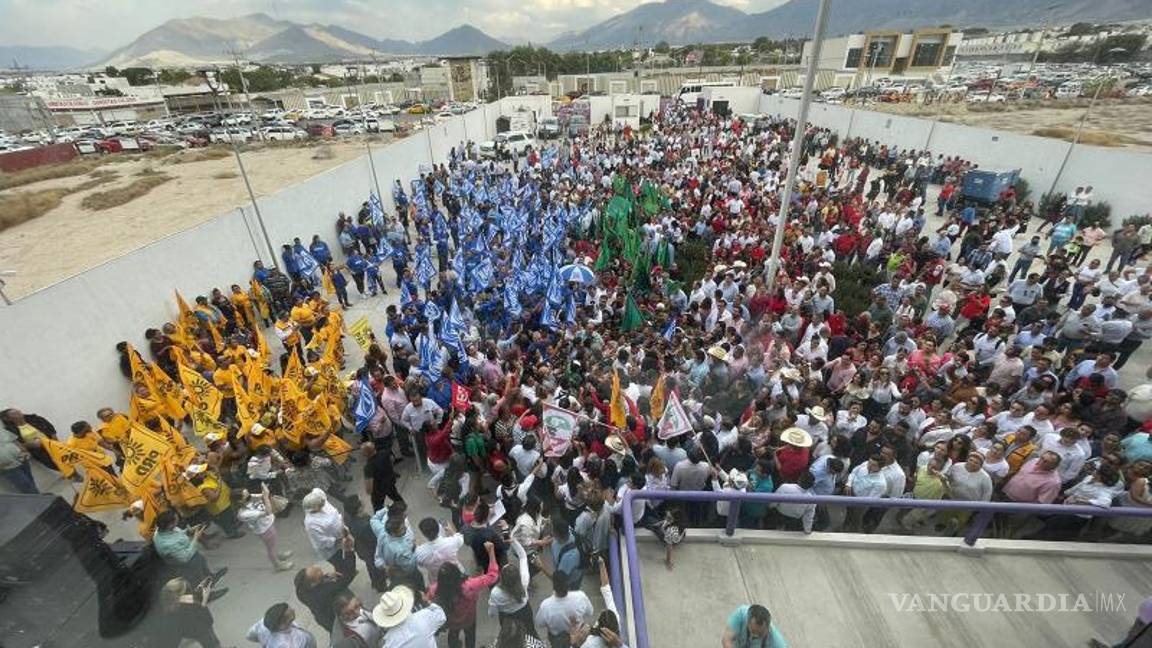 $!Los simpatizantes de PRI, PAN y PRD respaldaron a Jiménez en su registro.