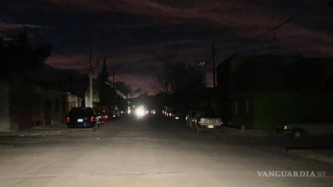 $!Fuertes vientos tumban parte de la fachada de un edificio en la zona Centro de Saltillo