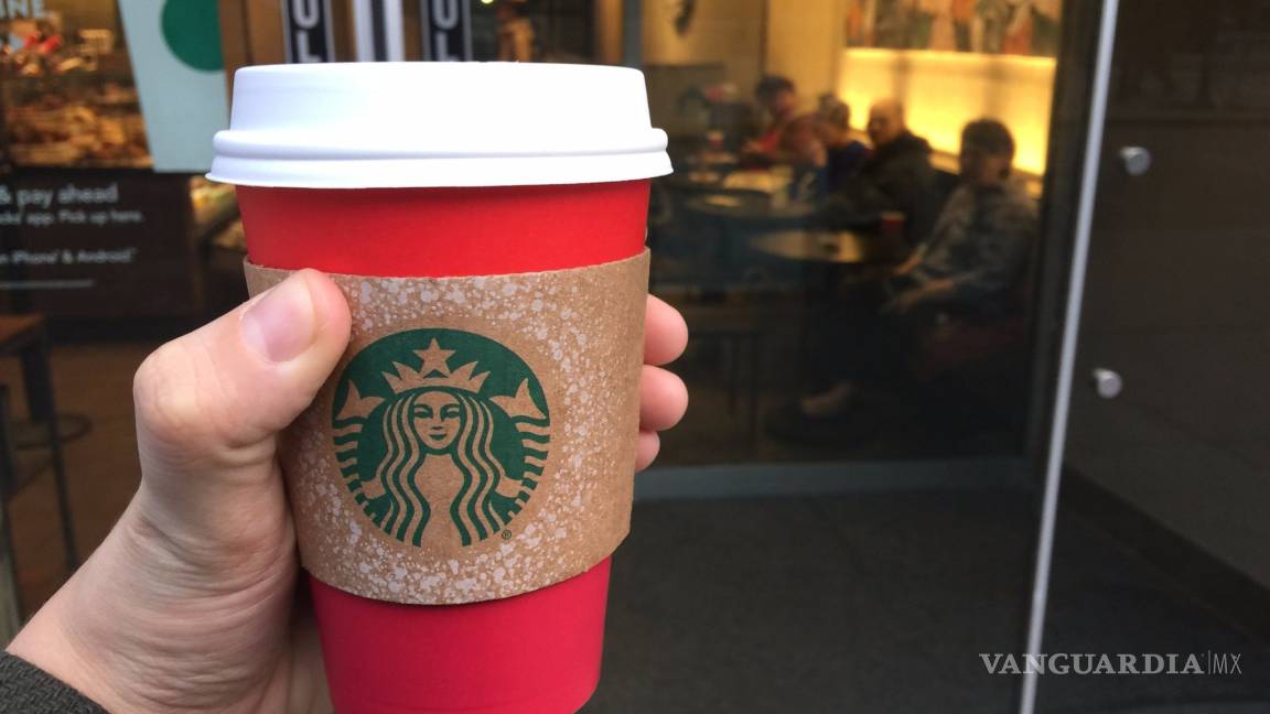 Vasos de Starbucks provocan polémica reacción religiosa
