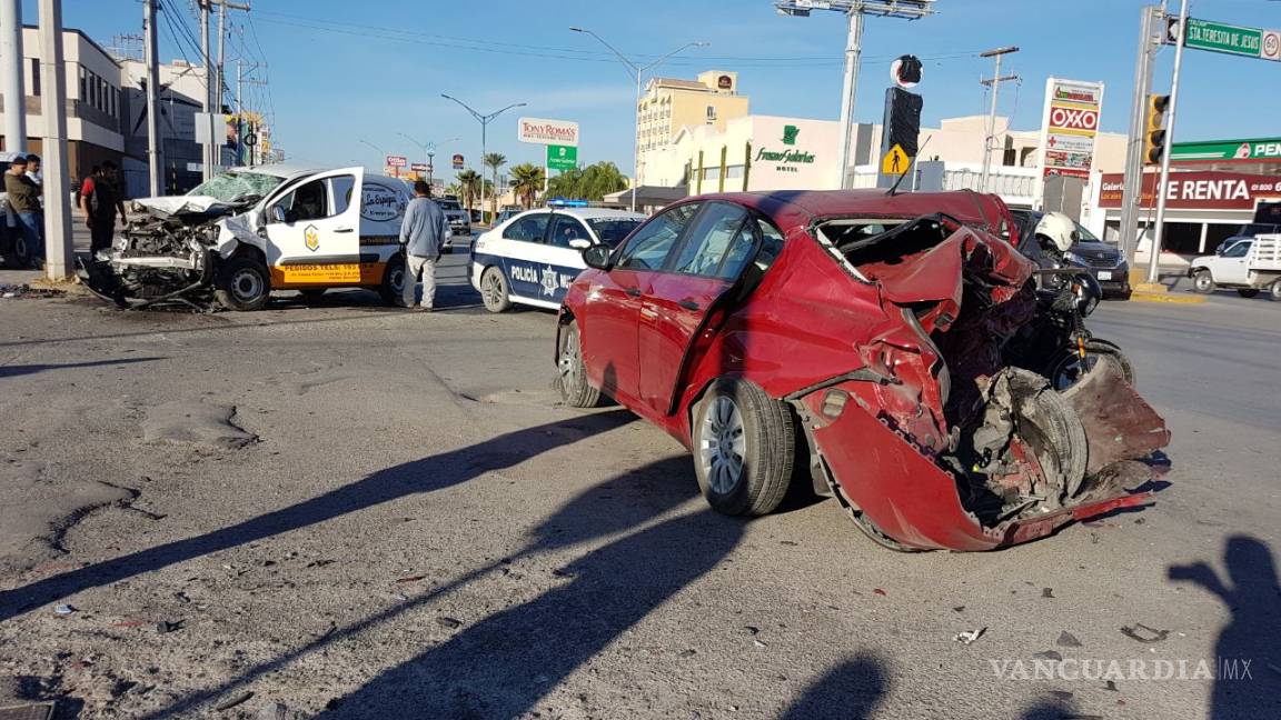 Choque en bulevar Independencia de Torreón deja cuatro lesionados, uno grave
