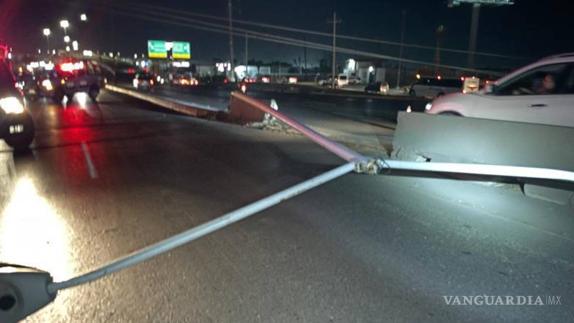 $!Personal de la CFE trabaja en el levantamiento de postes y restablecimiento del servicio eléctrico en la zona norte de Saltillo.