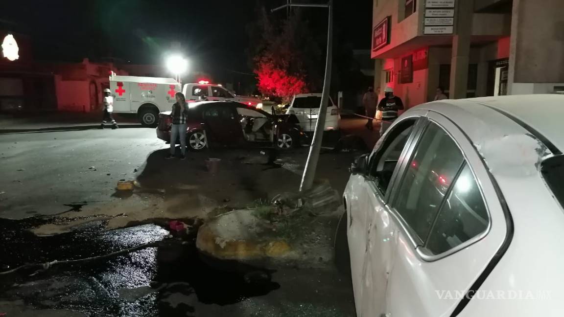 Cuatro lesionados y cuantiosos daños en choque-volcadura, en Torreón