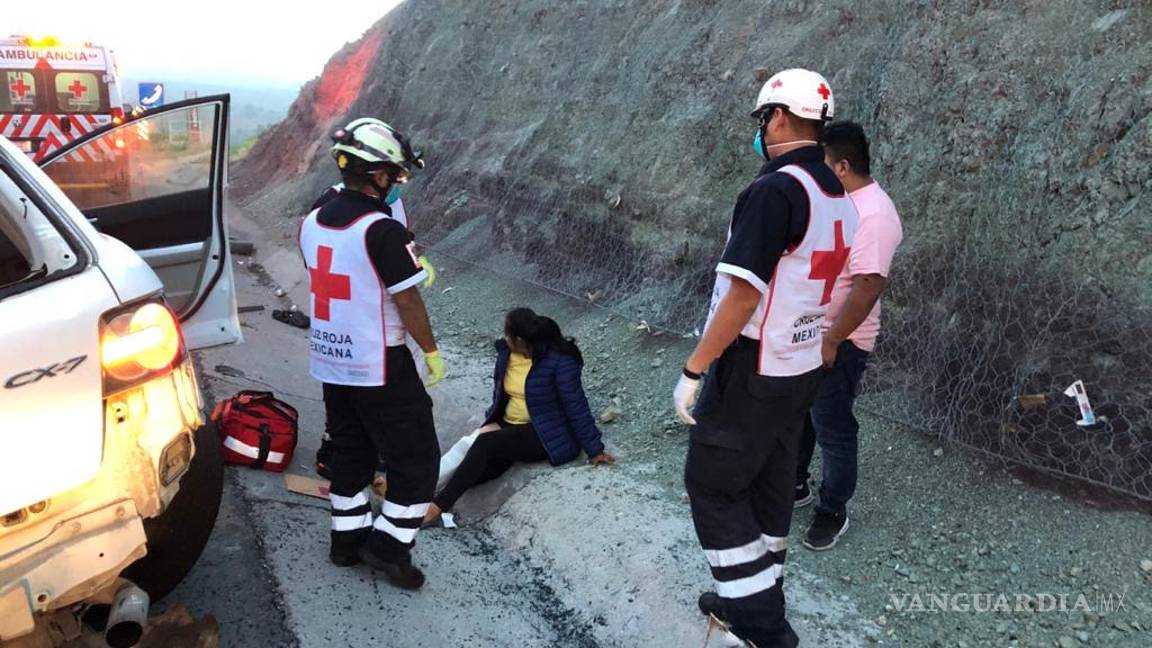$!Hombre ebrio vuelca en libramiento de Saltillo; su familia termina lesionada