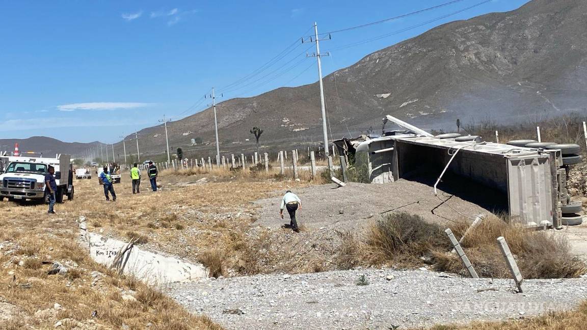 Vuelca tráiler en la carretera 57 y provoca incendio tras derribar poste de alta tensión