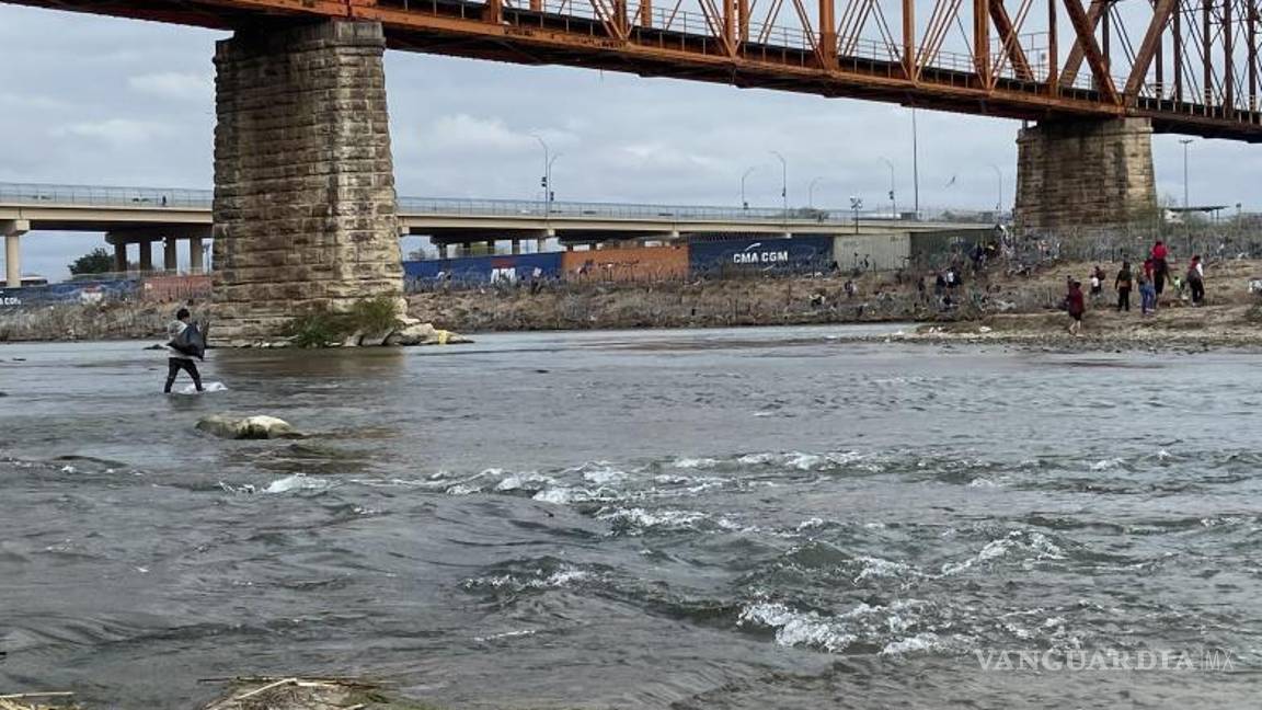 $!Los migrantes que cruzan países en busca de un mejor futuro, se juegan la vida.