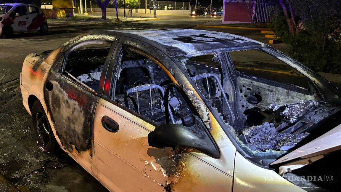 $!Vecinos salieron alarmados de sus casas ante el temor de que el fuego se extendiera.