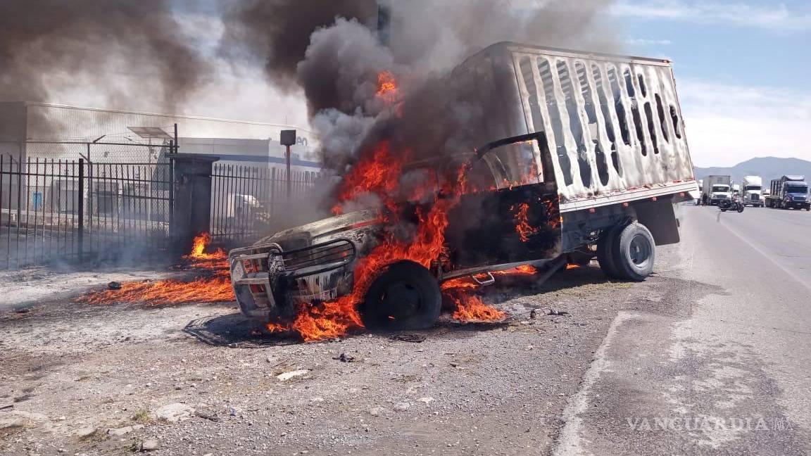 Arteaga: Camión arde y queda en puro esqueleto