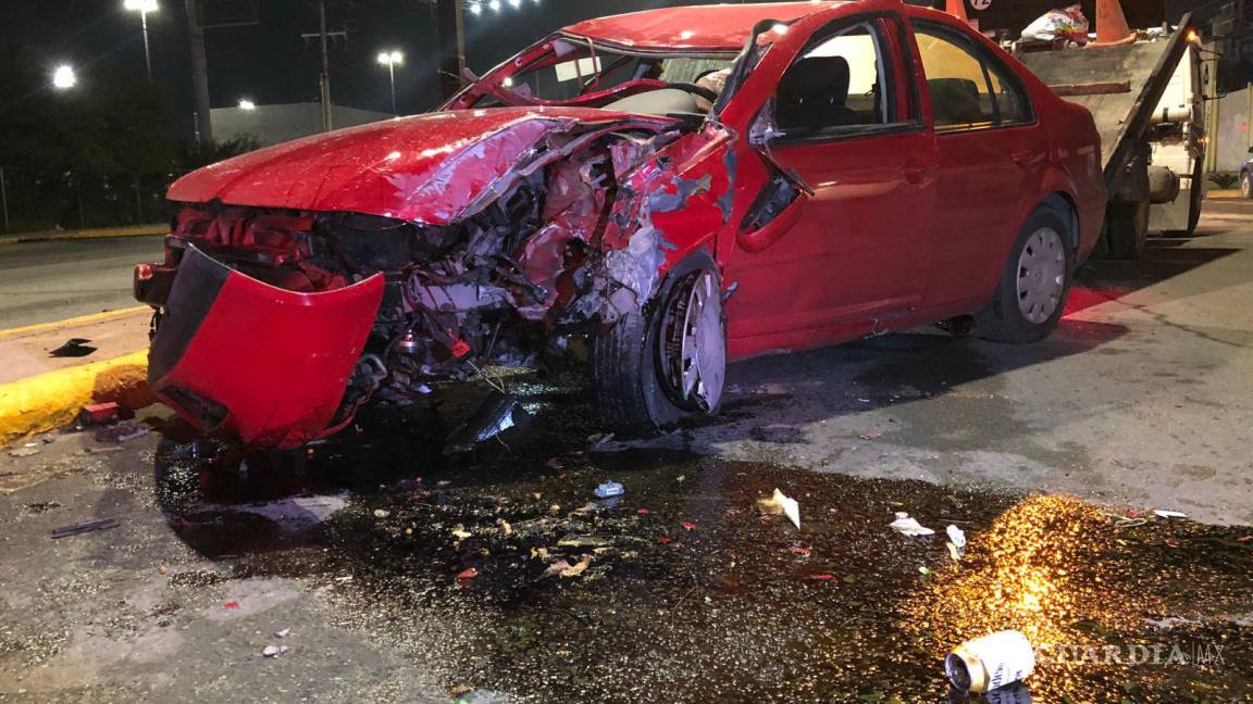 Hombre en estado de ebriedad se estrella contra semáforo en bulevar de Ramos Arizpe y termina con su auto inservible