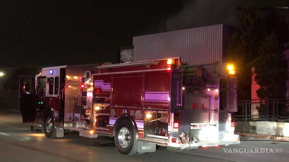 $!Bomberos trabajaron intensamente para sofocar las llamas que alcanzaron el techo del restaurante, evitando una propagación mayor del incendio.