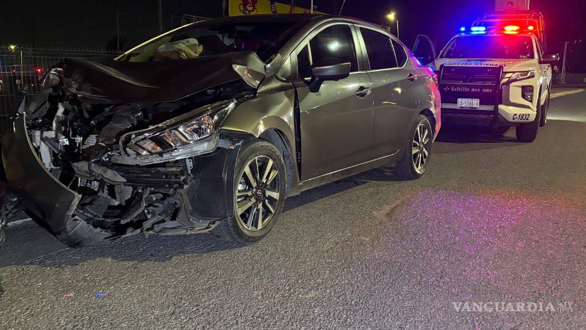 $!Elementos de Tránsito Municipal acudieron al lugar tras el reporte del choque.