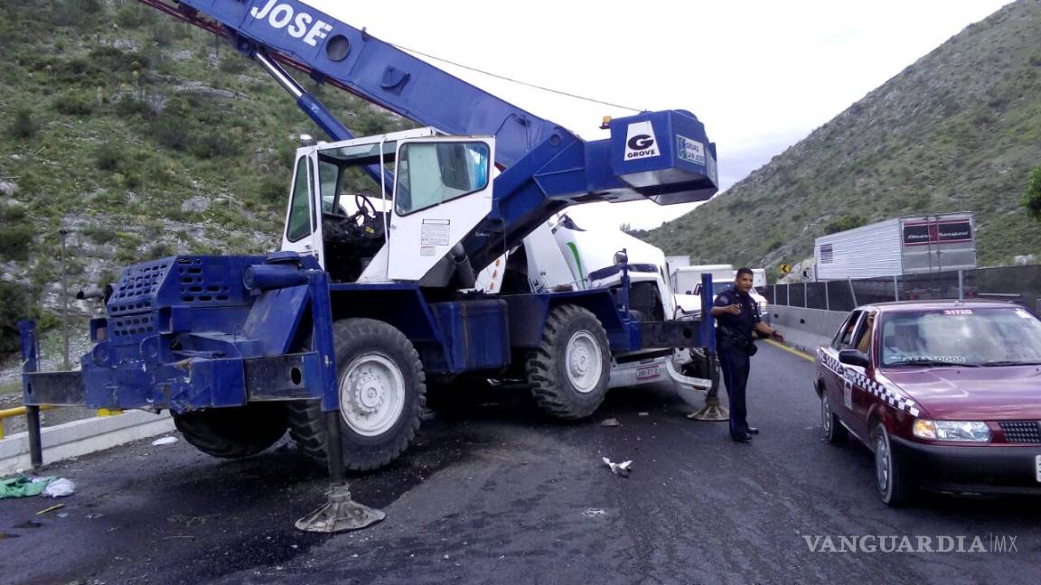 $!Tráiler impacta grúa que quitaba restos de choque