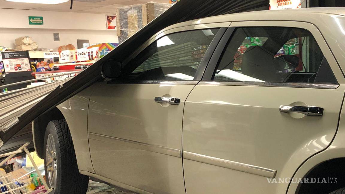 $!El auto terminó dentro de la tienda.