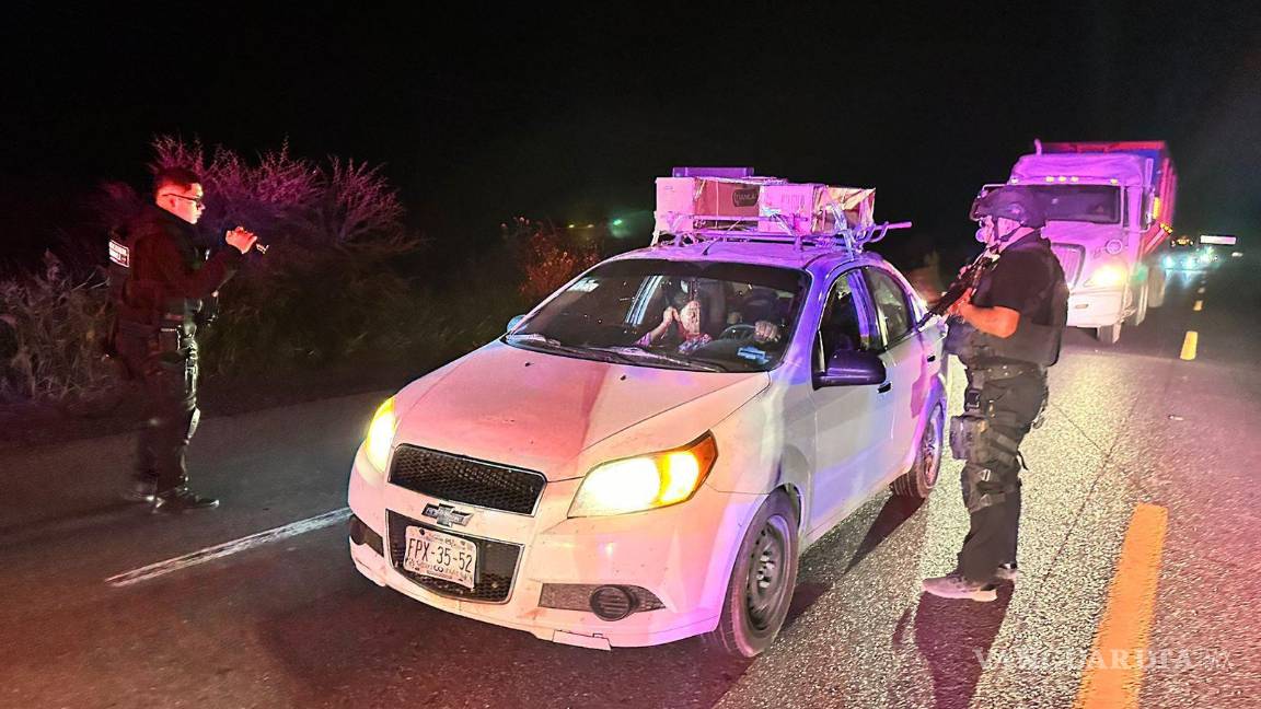 $!Policías de diversas corporaciones en los límites de Coahuila y Nuevo León, asegurando la zona y proporcionando apoyo a los automovilistas afectados.