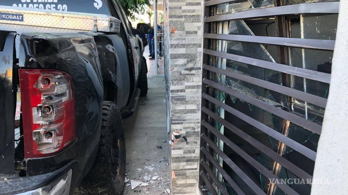 $!Paramédicos de la Cruz Roja llegaron al lugar para evaluar a los pasajeros.