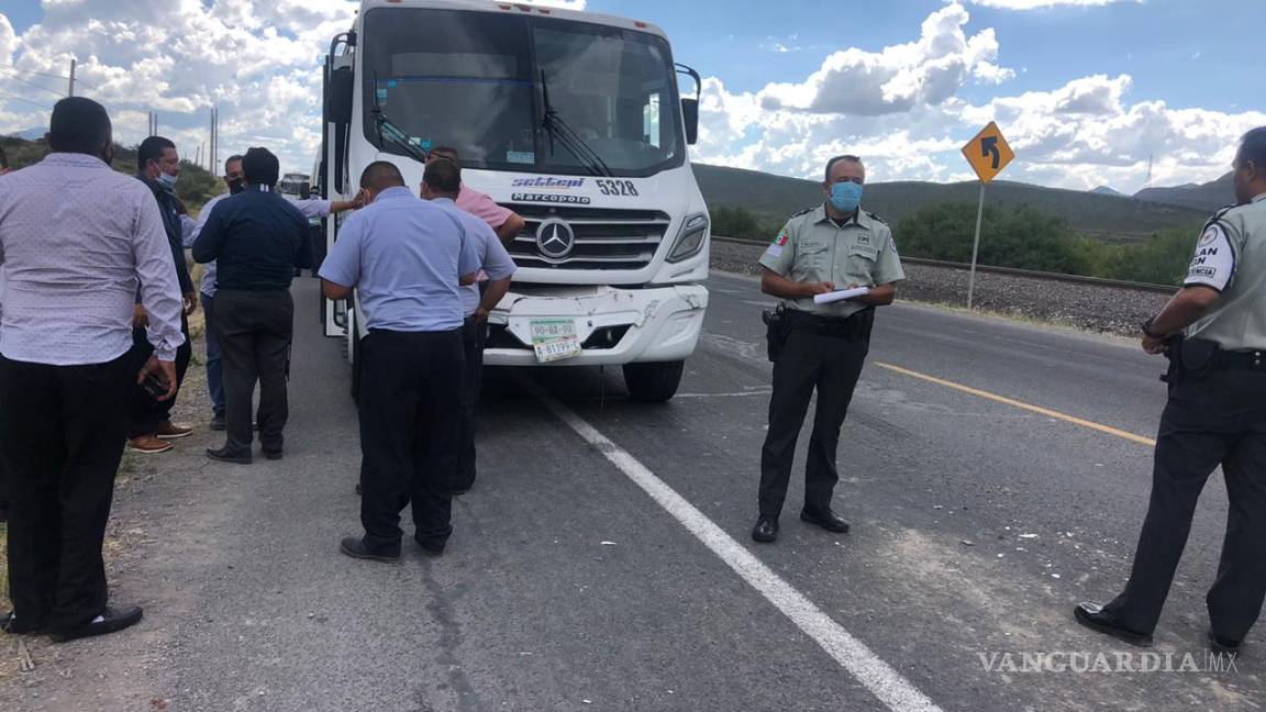 Chocan tres camiones de personal en la carretera a Zacatecas