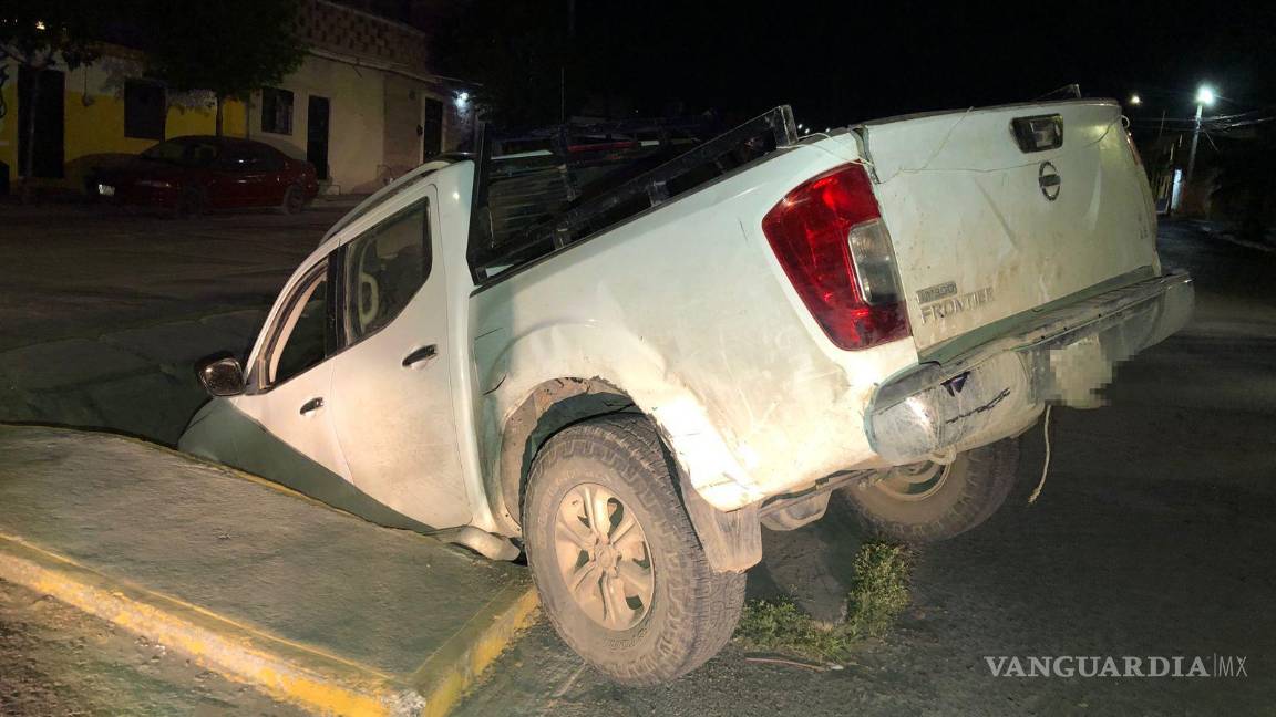 $!Elementos de tránsito municipal llegaron al lugar para evaluar la situación después de que el conductor ebrio terminara con su camioneta dentro del drenaje pluvial.