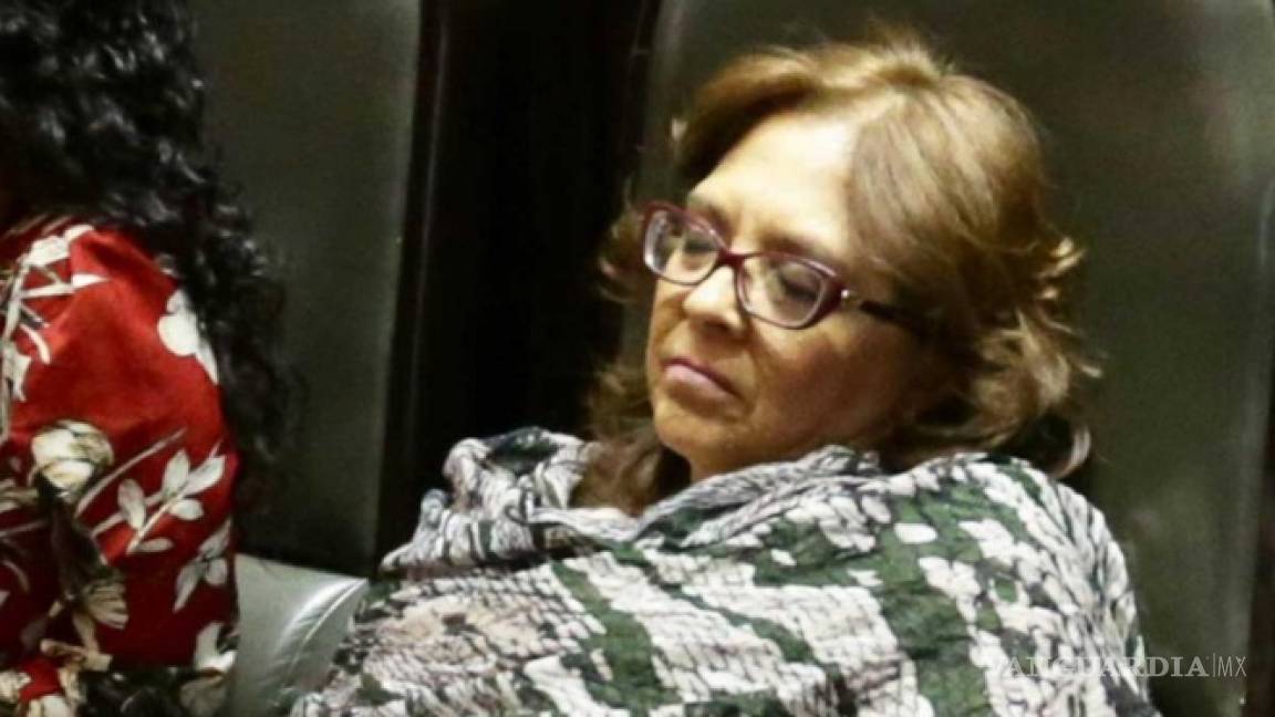 $!Diputada de Morena se echa un 'sueñito' durante discusión de Reforma Educativa