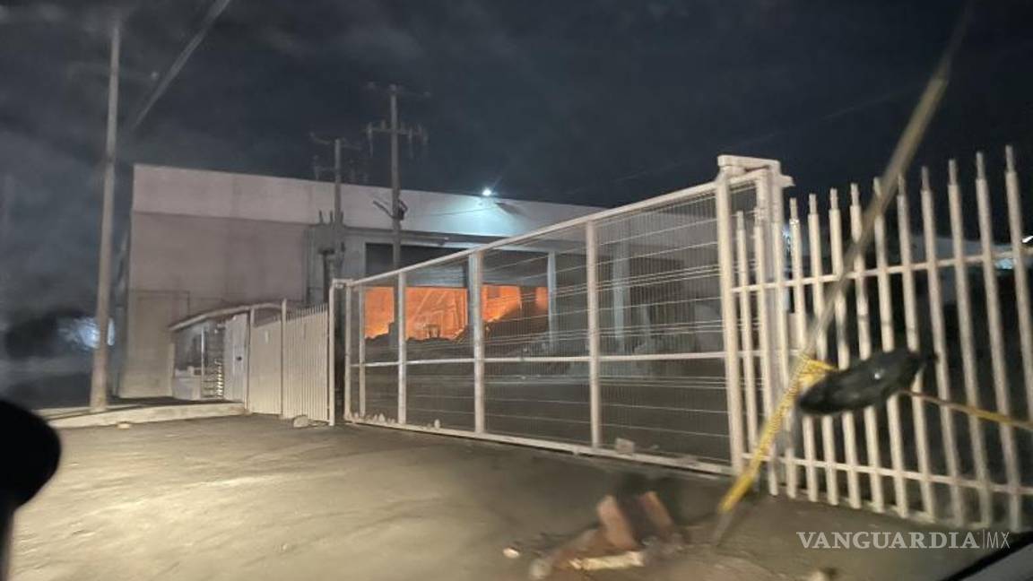 $!Según fuentes extraoficiales, el siniestro se reactivó porque aún existen sustancias químicas inflamables.