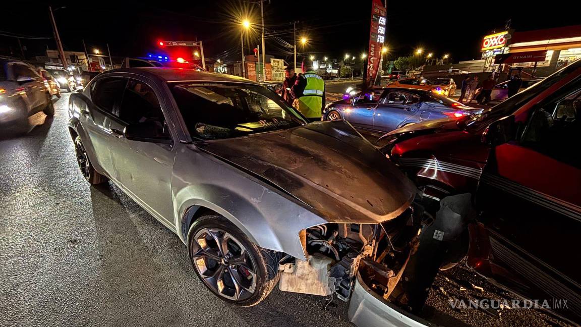 $!Con ayuda de una grúa, las unidades fueron retiradas de la circulación para liberar el paso en la calle Otilio González.