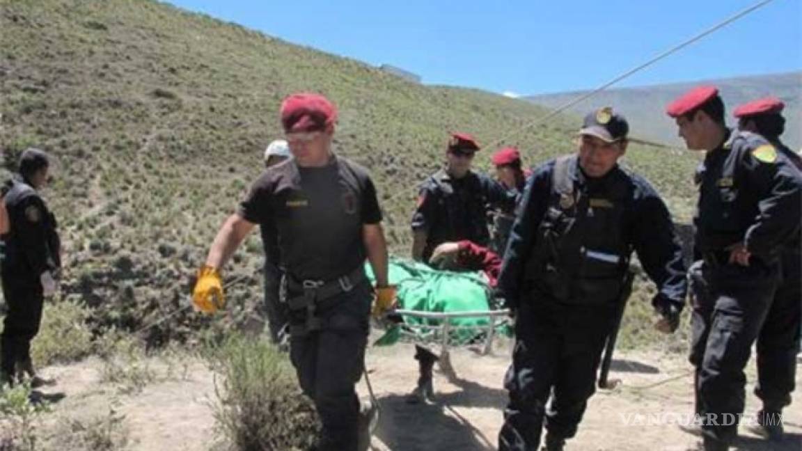 Ambulancia con mujer dando a luz cae a barranco en Perú; mueren todos