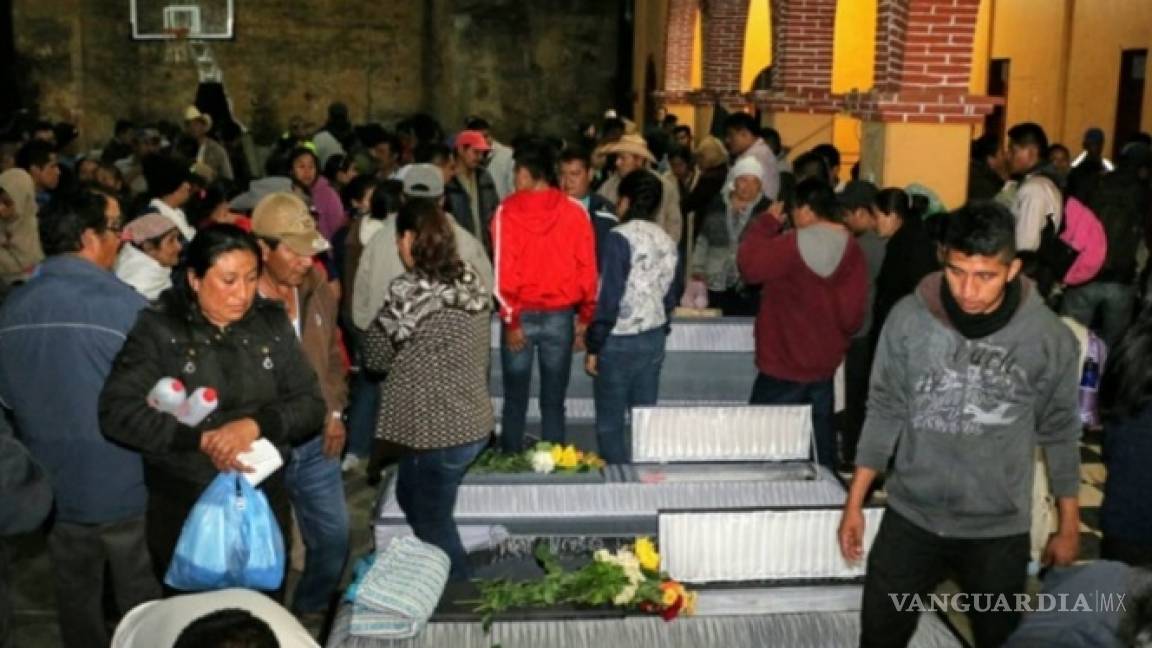 Entierran a las 13 víctimas de Santa María Ecatepec, Oaxaca