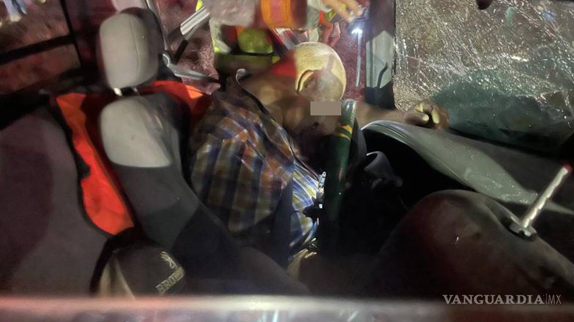 $!El cuerpo del conductor de la camioneta quedó prensado entre los hierros retorcidos tras el brutal impacto contra un vehículo familiar.